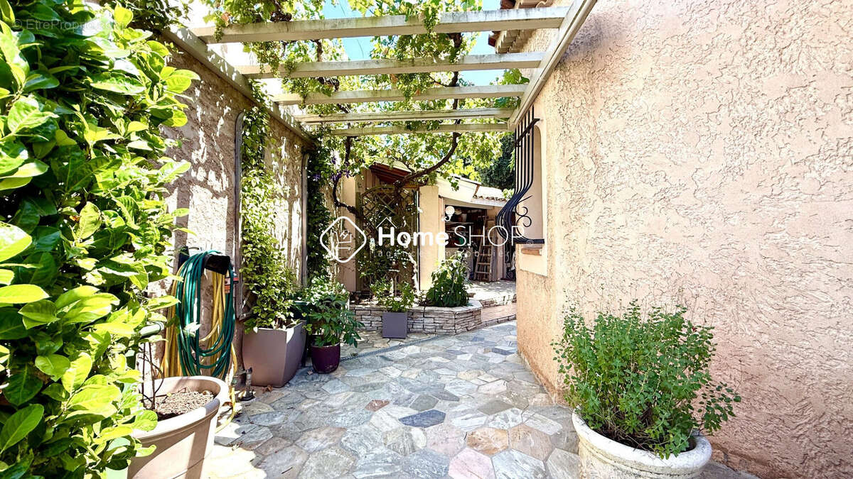 Maison à SIMIANE-COLLONGUE