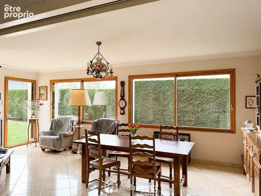 Le séjour de 25m² est ouvert sur...