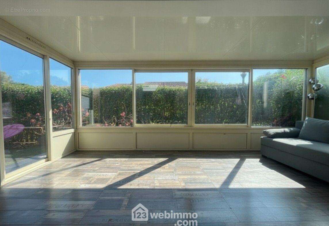 Belle véranda de 14 m², véritable pièce de vie ouverte sur le jardin. - Maison à SAINTE-MAXIME