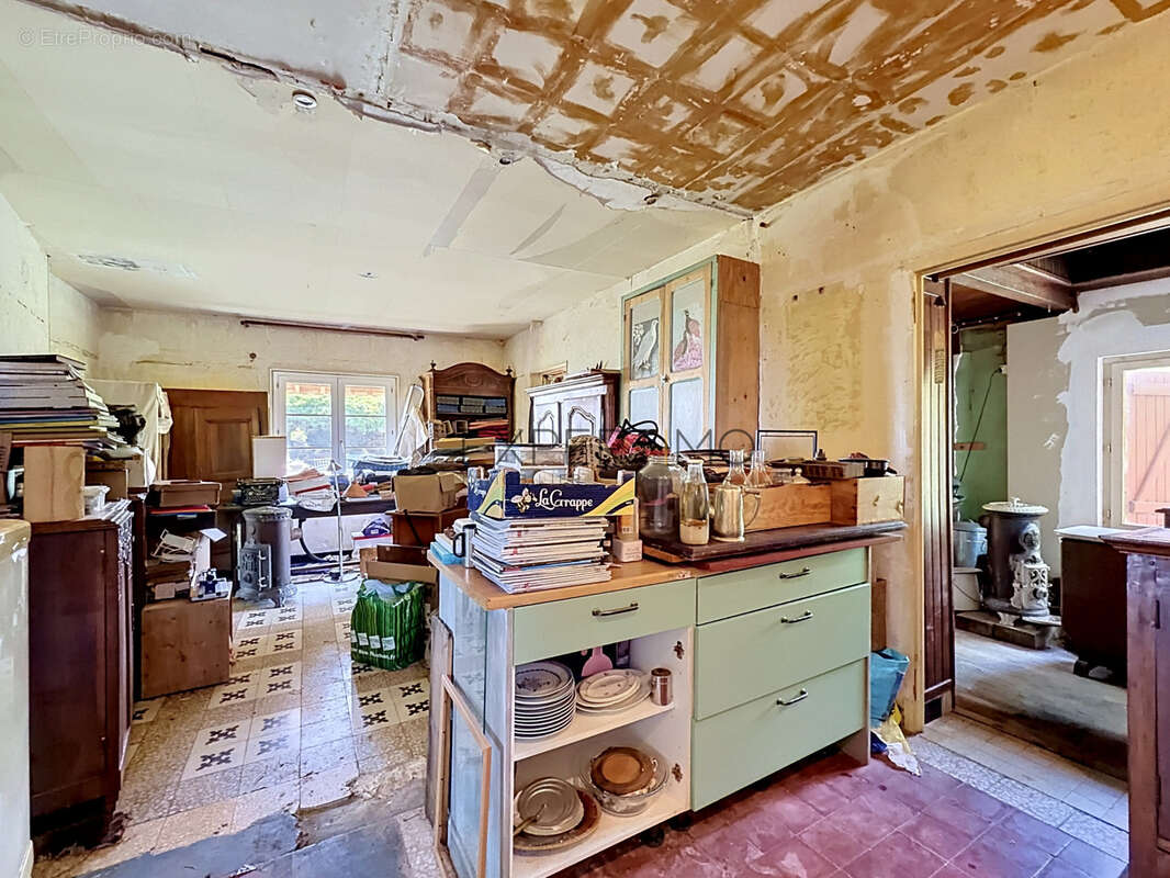 Au calme avec belle vue, à deux minutes du centre-ville : maison pleine de potentiel - photo 12