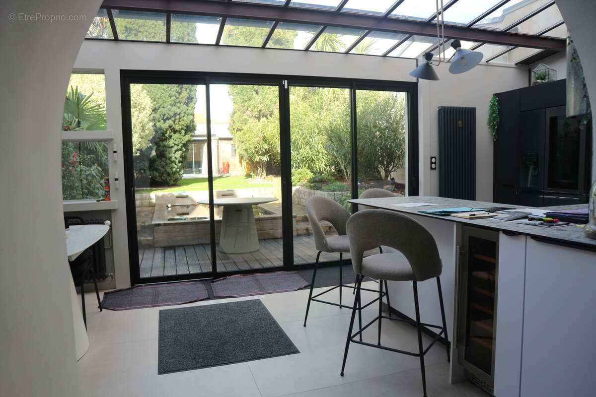 Demeure ancienne de 180 m2 avec son studio. renovee en 2022 sur un terrain clos de 300 m2 .au coeur de la roch - photo 11