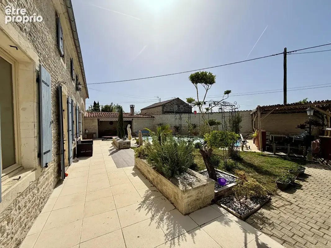 Belle charentaise rénovée de 298 m² avec piscine, à 7 minutes de MATHA - photo 9