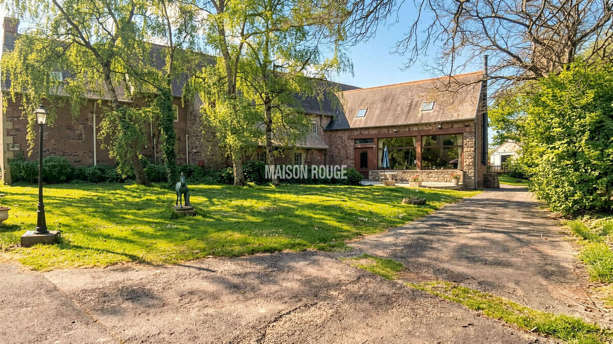 Maison à LA ROCHE-DERRIEN