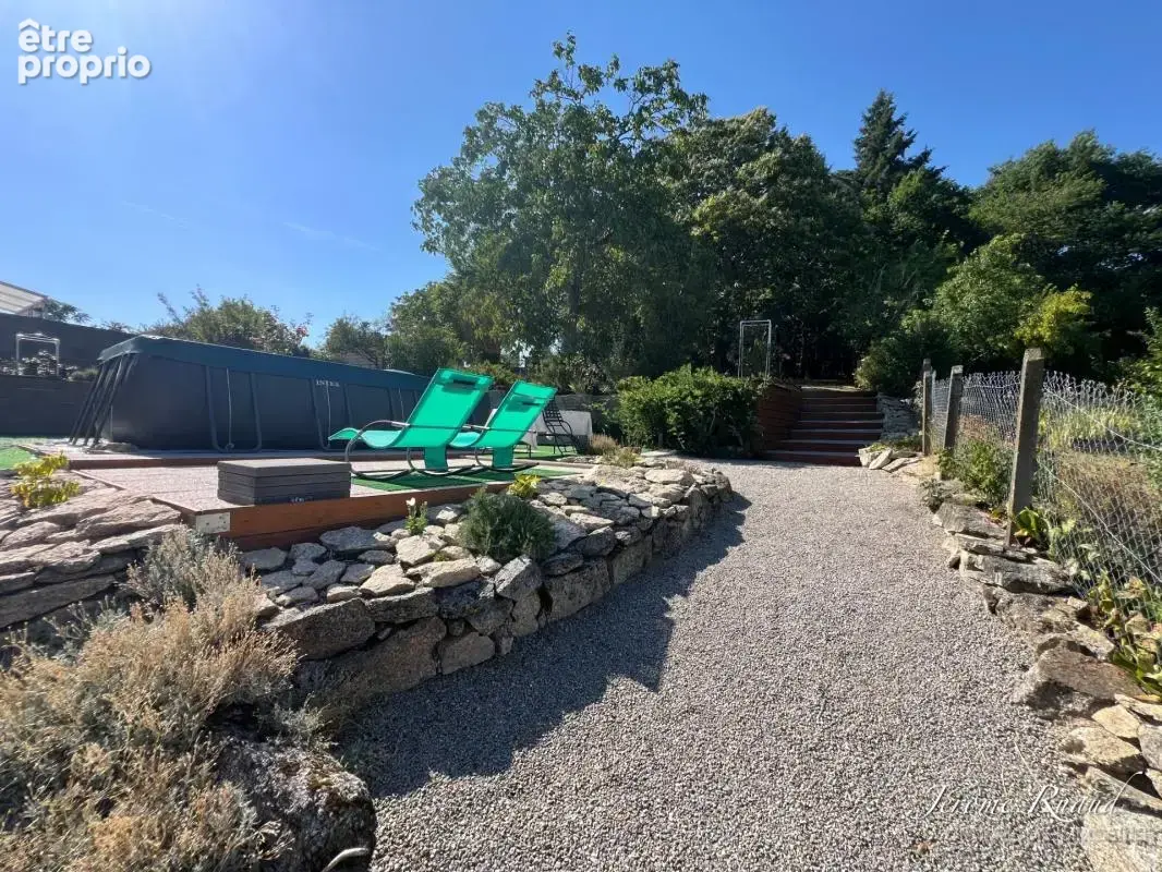  205 m² rénovés – 4 chambres + bureau – 4 523 m² de terrain, grange et garage - photo 16