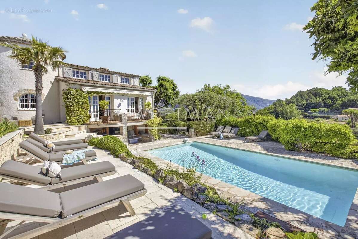 Maison à CHATEAUNEUF-GRASSE