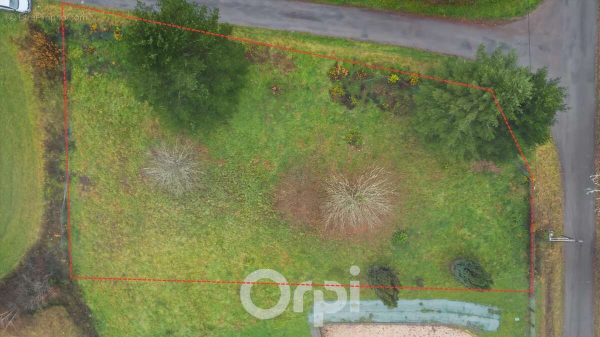 Terrain à SAINT-JUST-LE-MARTEL