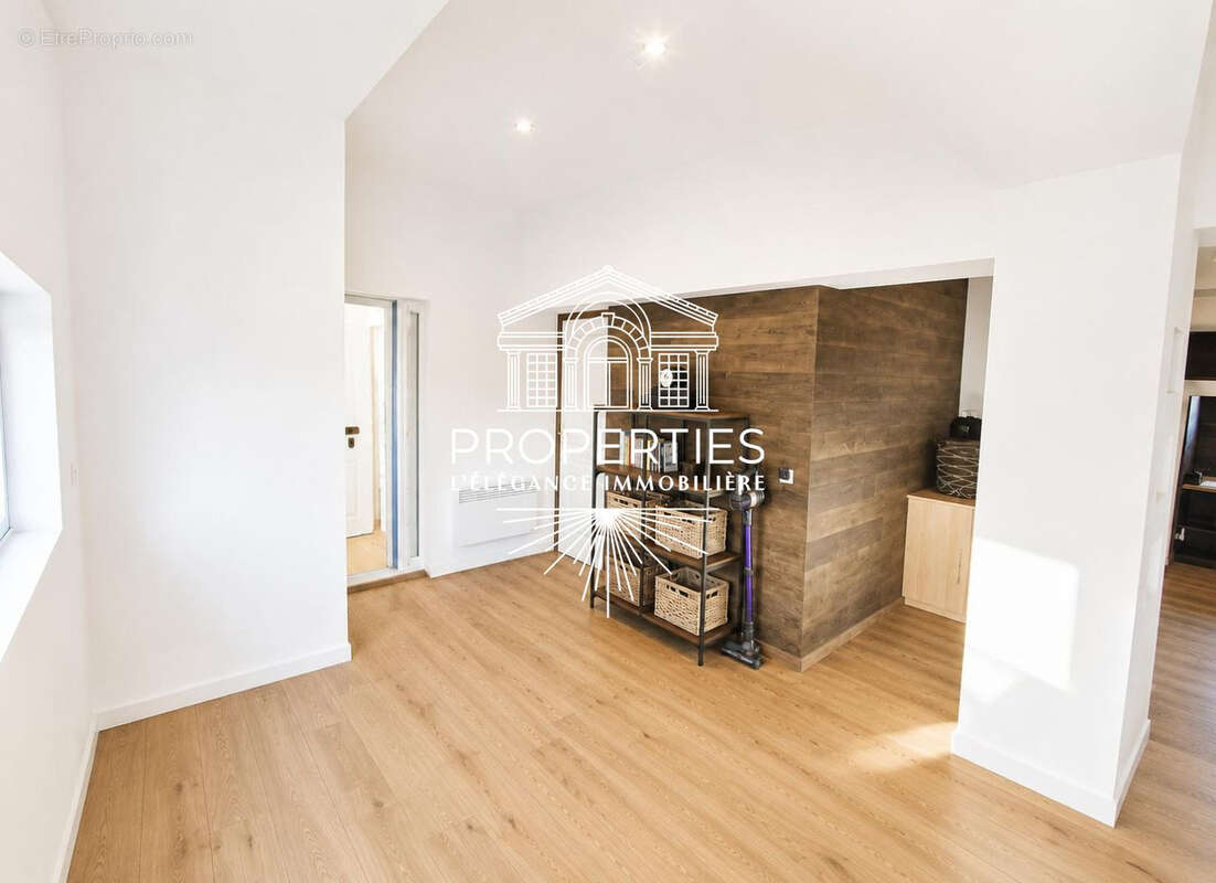 Bormes - maison renovee de 131 m² - divisee en deux appartements - photo 4