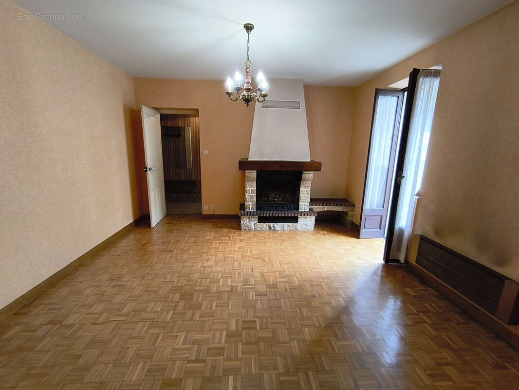 Maison à DECAZEVILLE