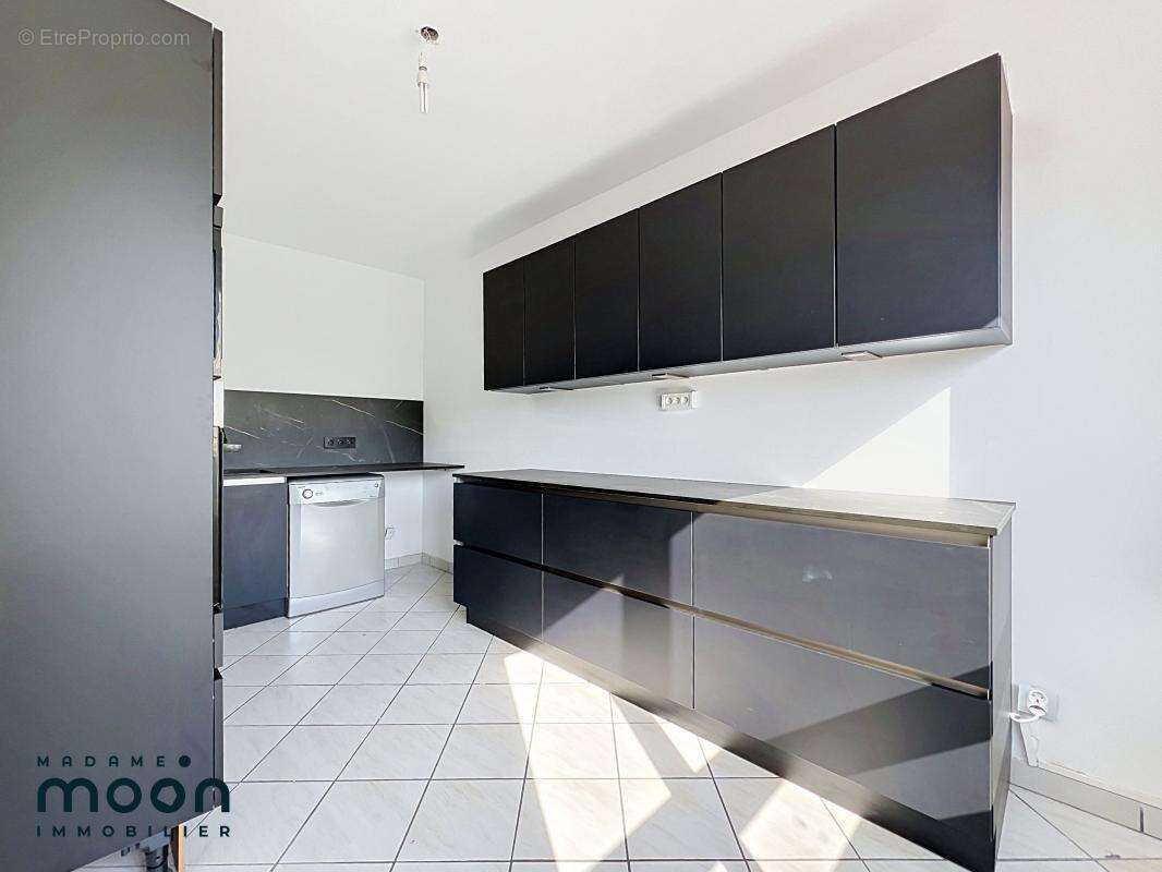 Exclusivité Oullins Pierre Bénite Montmein appartement - Cave - Balcon T4 77m² - photo 6