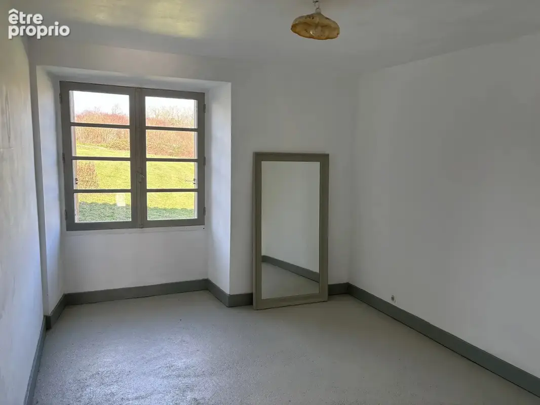Maison traditionnelle en pierre avec jardins clos et garage/atelier. - photo 12