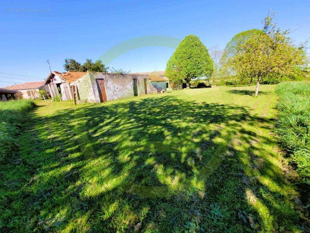 Maison à NIEUL-LE-VIROUIL