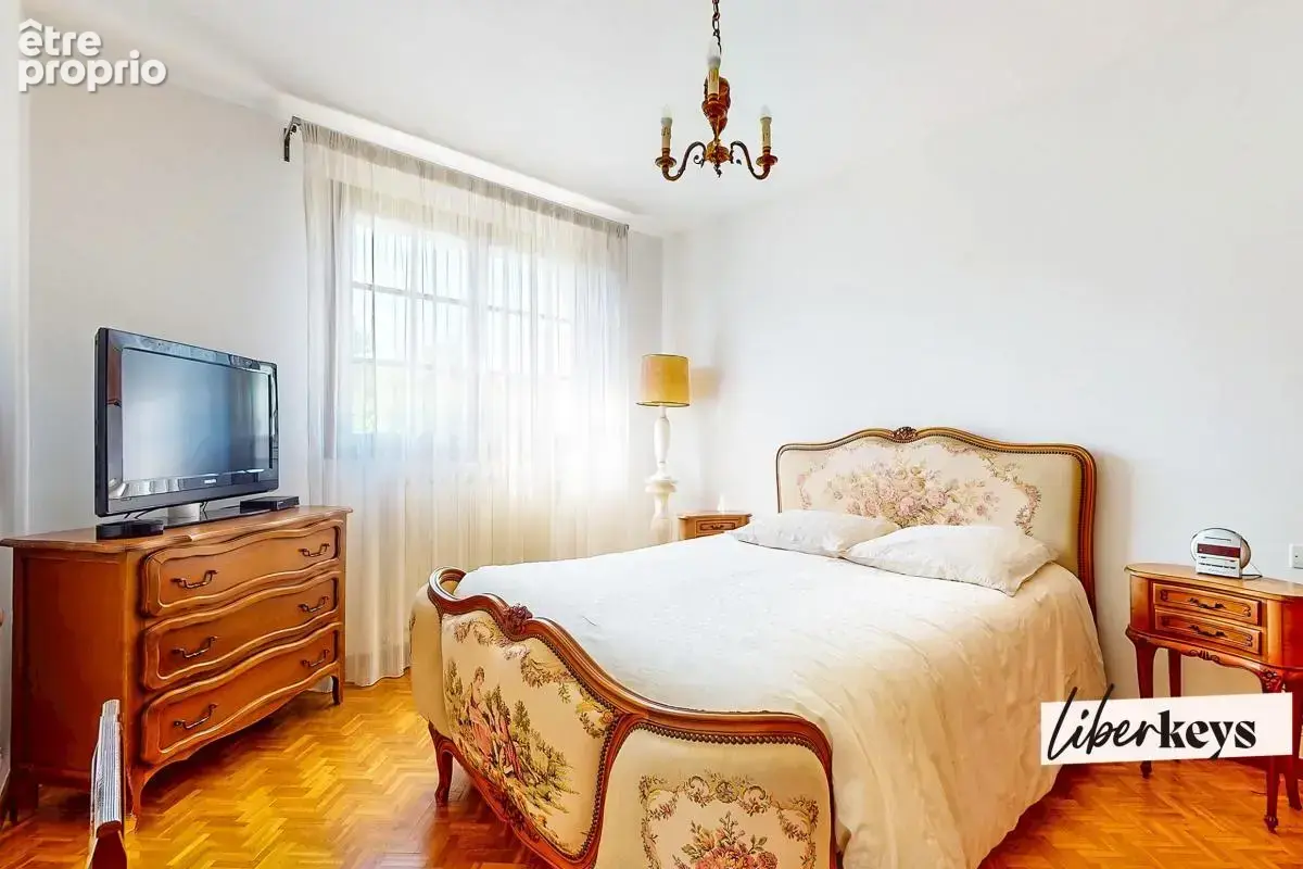 Rare à Villepinte – 197 m² au sol, 7 chambres et 823 m² de jardin : une maison aux multiples possibilités sans travaux - photo 4