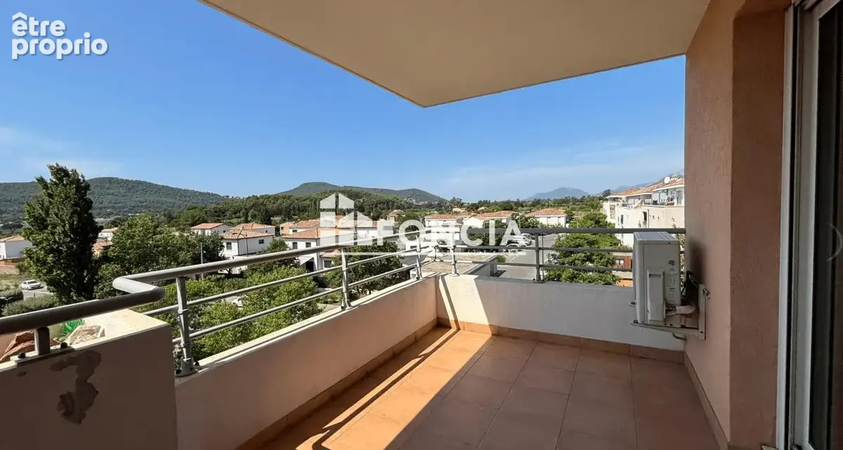 HYÈRES OUEST – T4 traversant de 78 m² au 3ème étage, grande terrasse plein sud sans vis-à-vis et garage - photo 2