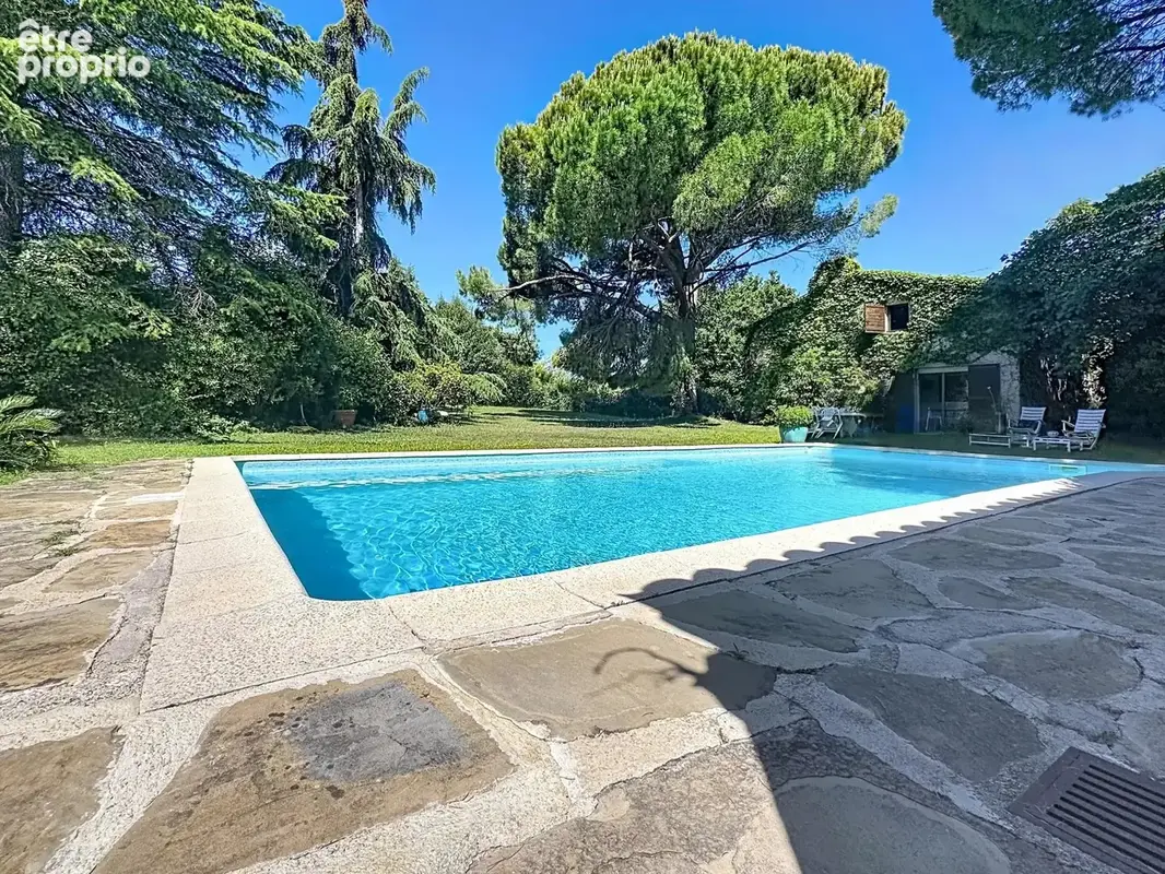 Mougins – Vue imprenable sur le vieux village – Villa 235 m² sur 3 500 m² de terrain plat, piscine et dépendance - photo 6