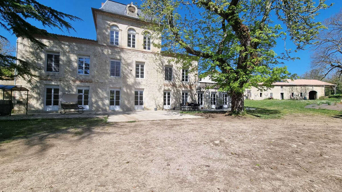 Très beau château datant du XVI ème entièrement rénové au milieu de 50 hectares et ses trois lacs situé dans l - photo 3