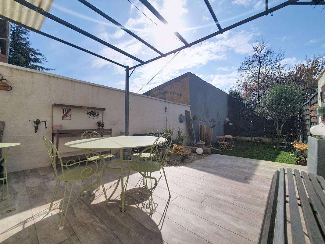 Maison - Mitoyenne - Entièrement rénovée -  Chambres - Terrasse - Jardin - Proche commodités - photo 6