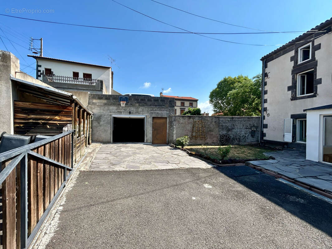 CHATEAUGAY - Maison de bourg Auvergnate de 101 m2, 3 chambres, garage, cave et parking double. - photo 3