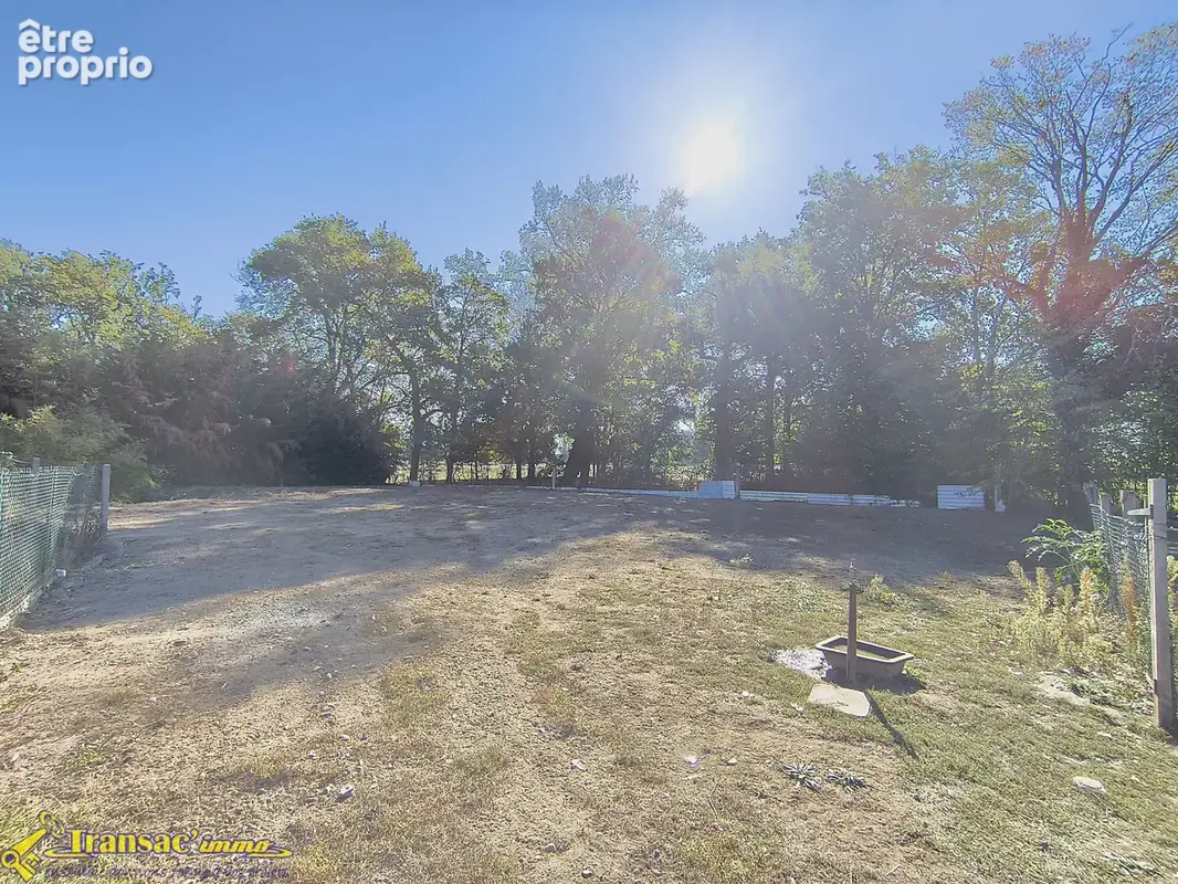À Orléat, terrain constructible de 1295m2 - photo 2