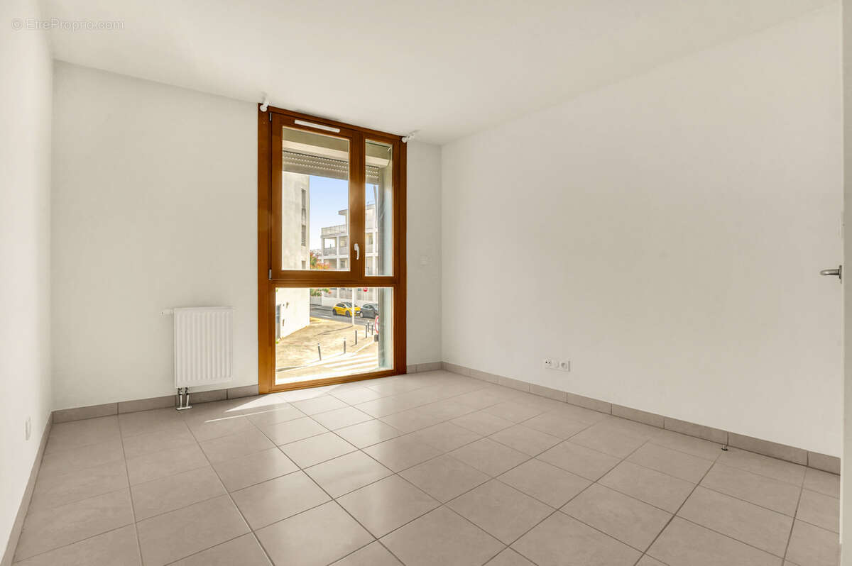 Exclusivité - t3 avec 2 parkings sécurisés. - photo 7
