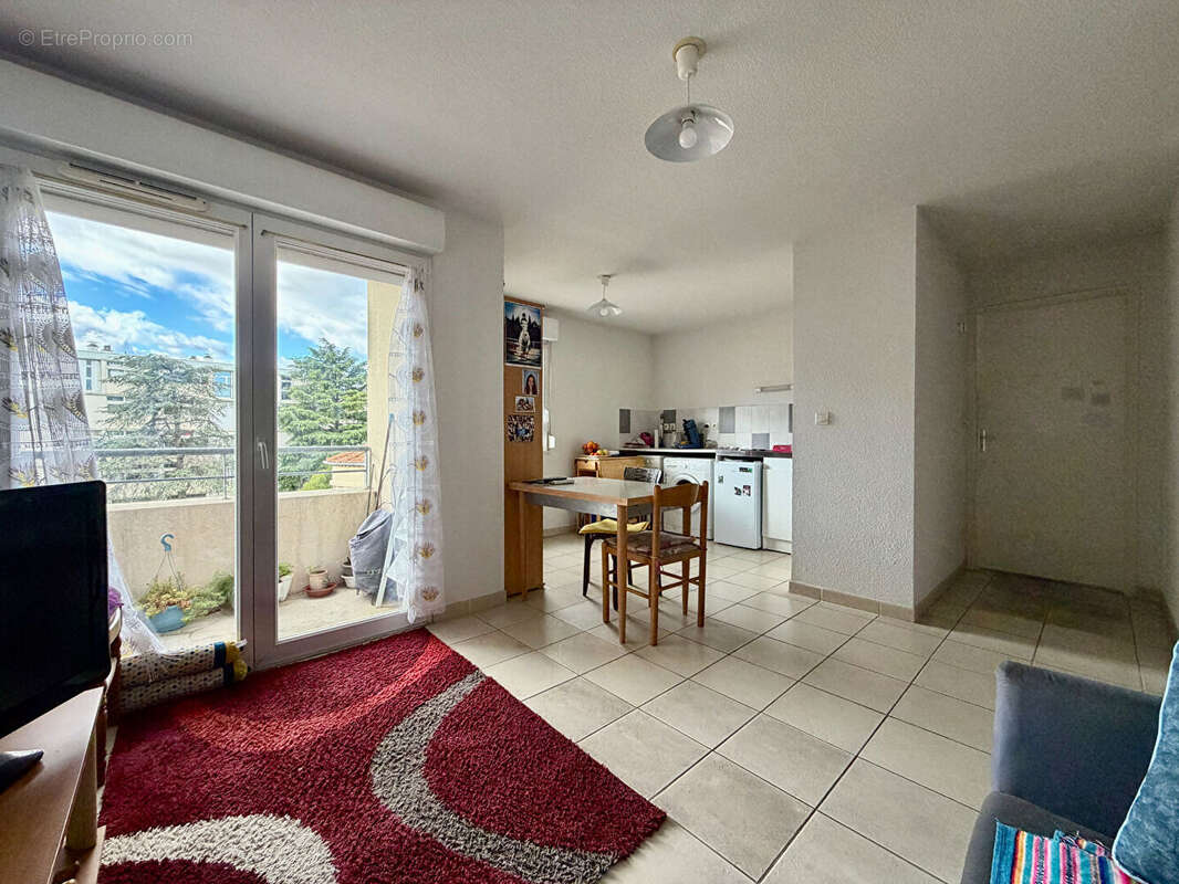 Appartement à BAGNOLS-SUR-CEZE