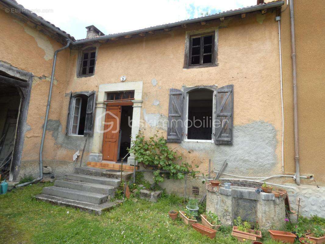 Ancien corps de ferme composé de 2 habitations, 6 pièces, 4 chambres avec dépendances sur un terrain de 6602m2 - photo 5