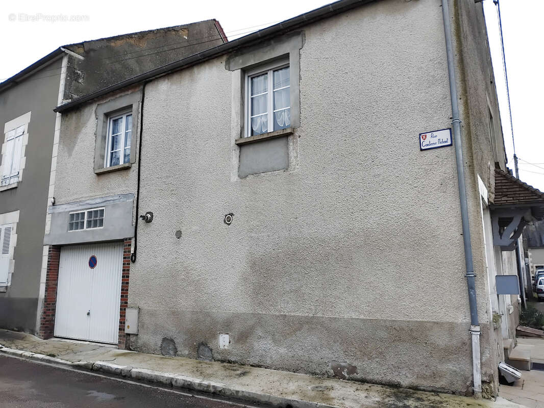 Maison à MAILLY-LE-CHATEAU