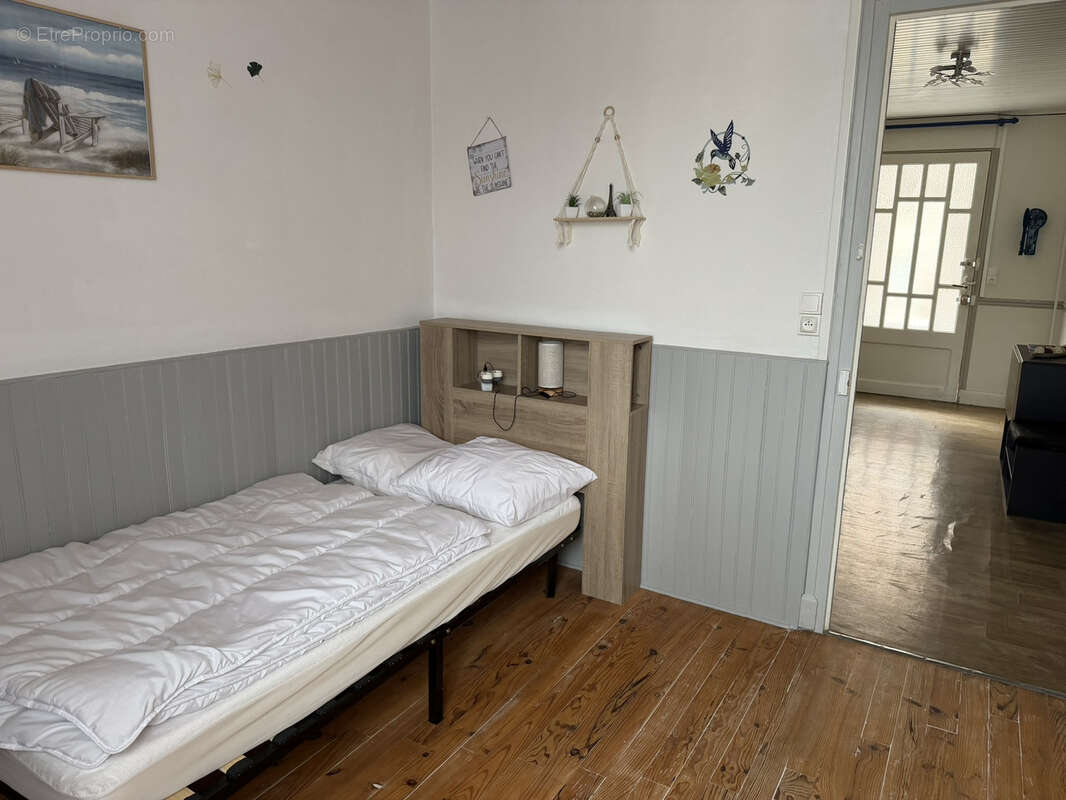 Maison 3 chambres avec cour et garages - photo 7