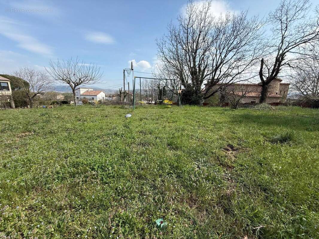   - Terrain à SAINT-ETIENNE-DE-FONTBELLON
