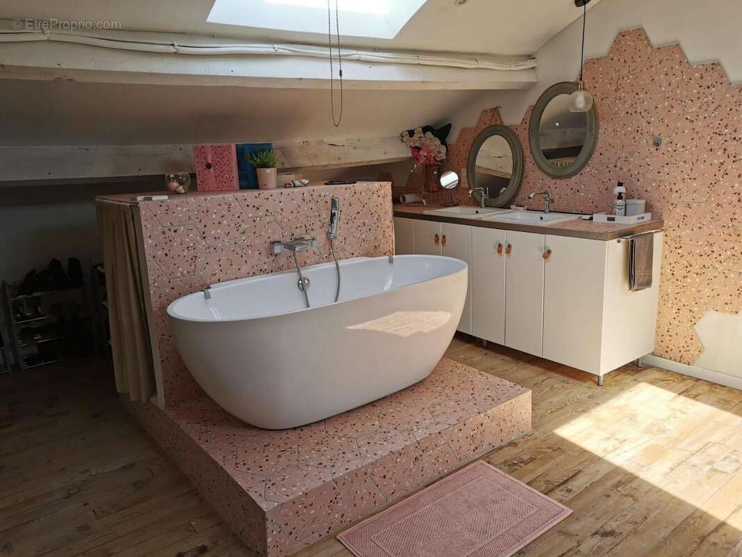   - Maison à SAINT-ETIENNE-DE-FONTBELLON