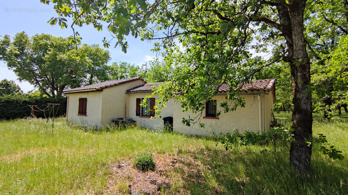 Maison contemporaine des années 80, avec un terrain clôturé de 3214 m2 - photo 5