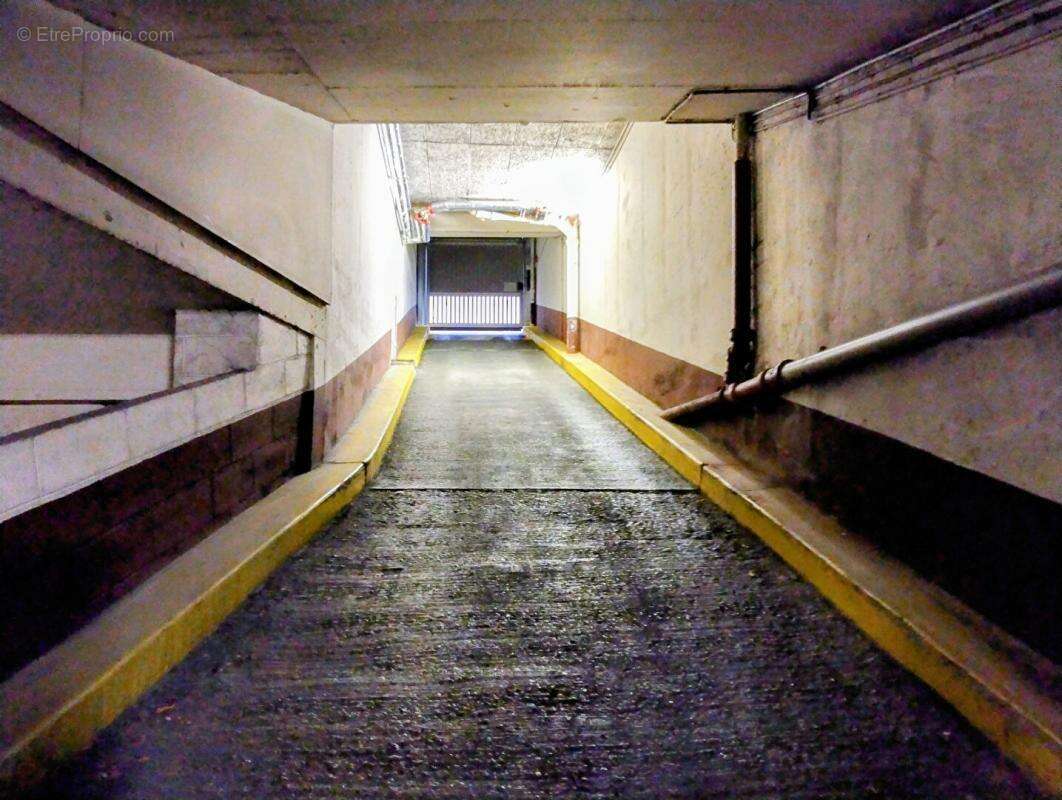 Parking à PARIS-15E