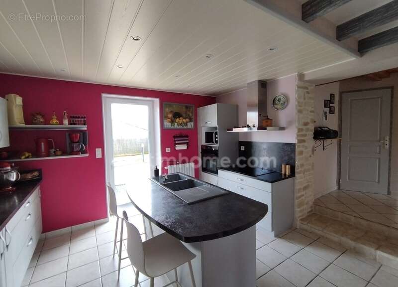 Charente, exceptionnelle ! A 10mn de La Rochefoucauld, maison 206 m², pièce de vie 70 m², grange, terrain clos 3602m² - photo 13