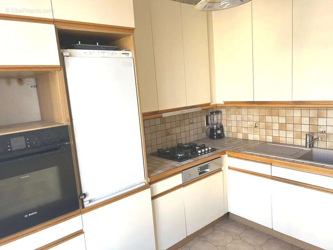 Liberation a 100m de la place - f3 78m² balcons - photo 8
