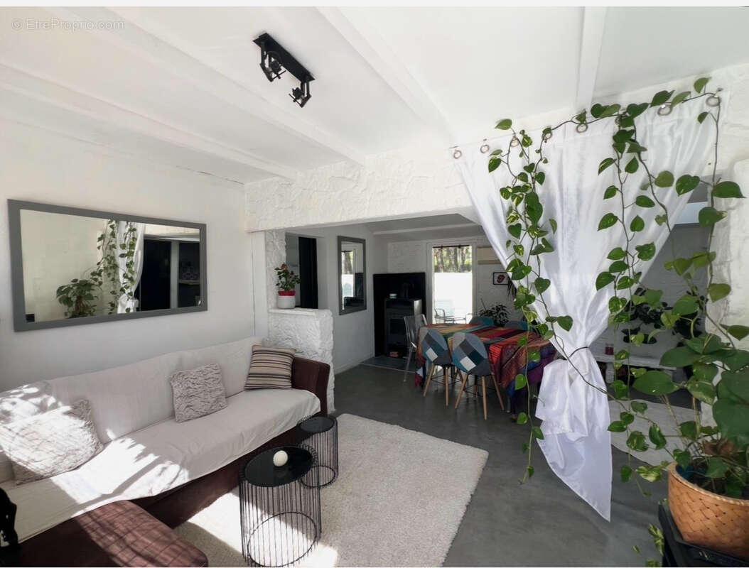 Maison à LE CASTELLET