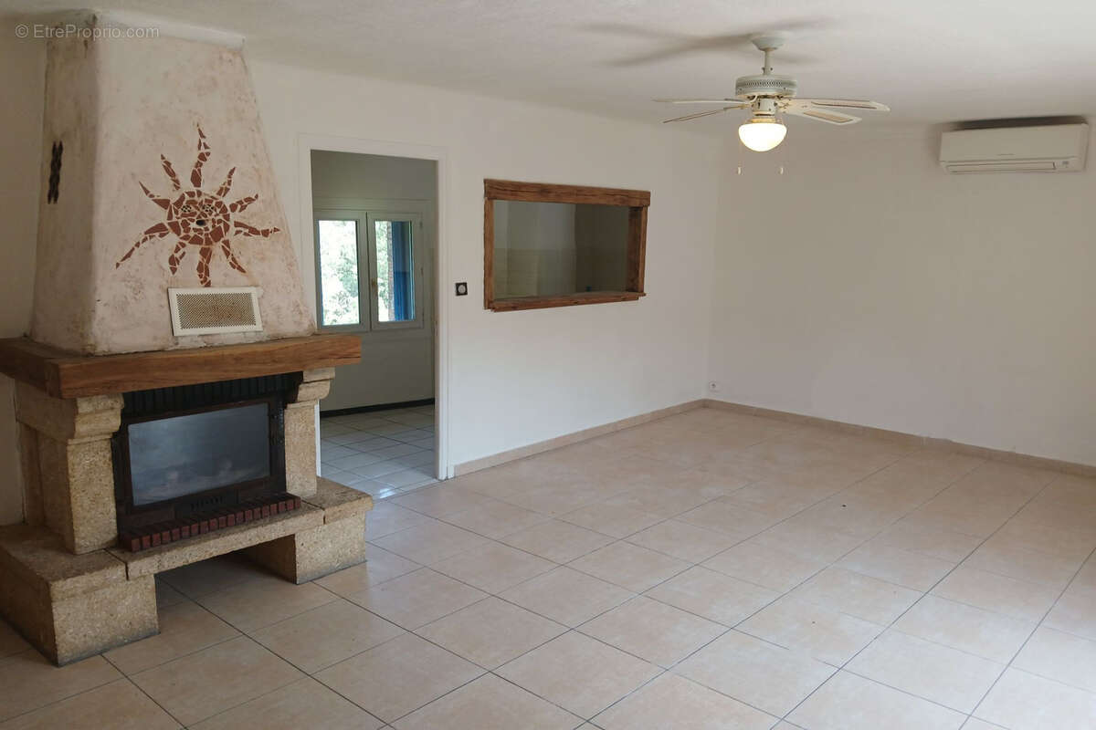 Appartement à REYNES