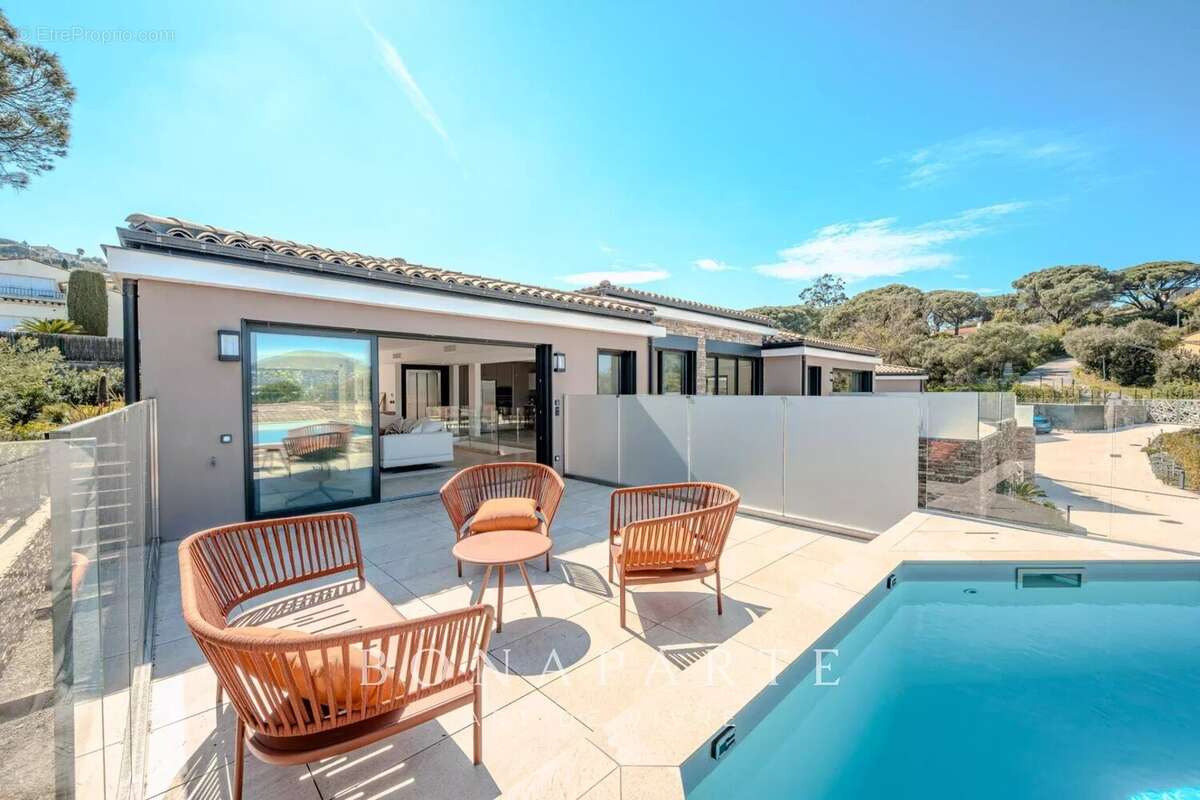 GASSIN - SAINT-TROPEZ Exclusivité : Magnifique villa-appartement en duplex avec très belle vue merUSIVITE : Magnifique "villa ap - photo 5