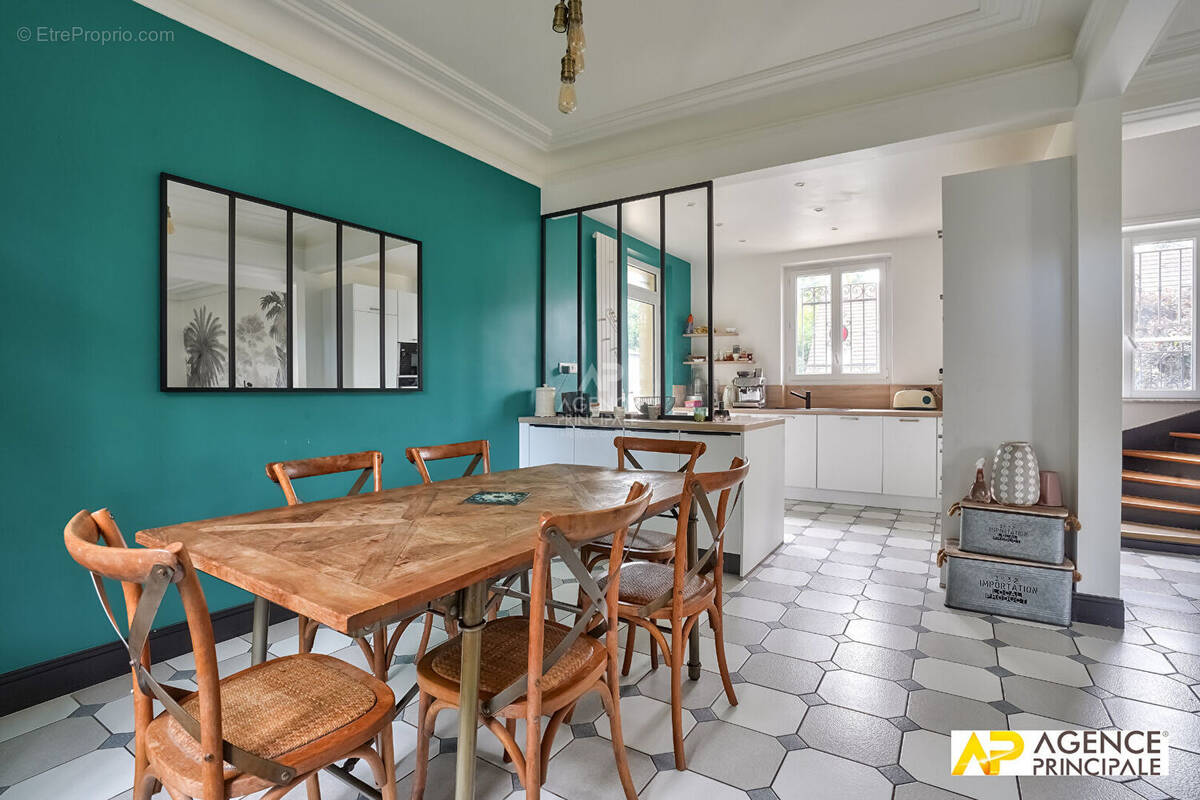 Maison à LE MESNIL-LE-ROI