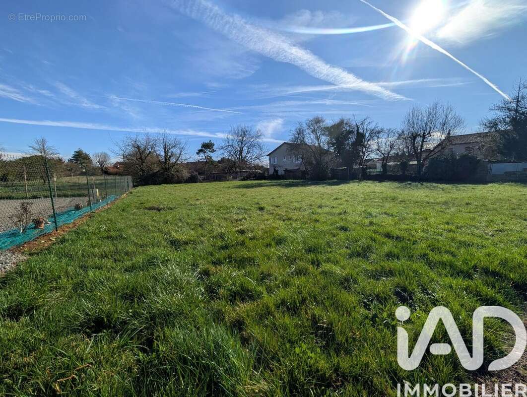 Photo 3 - Terrain à LUSSAC-LES-CHATEAUX