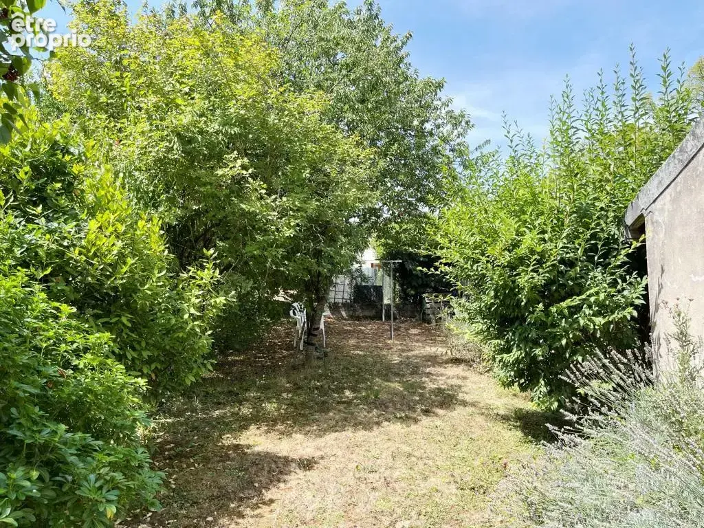 Agréable maison de village et sa dépendance sur son jardin clos de 410 m2 dans le Nord de l'Yonne. - photo 2