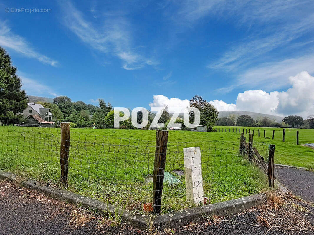 Terrain à SAINT-POIS