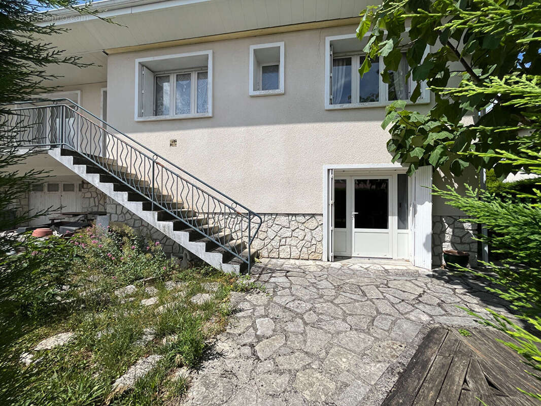 Maison à MONTMOREAU-SAINT-CYBARD