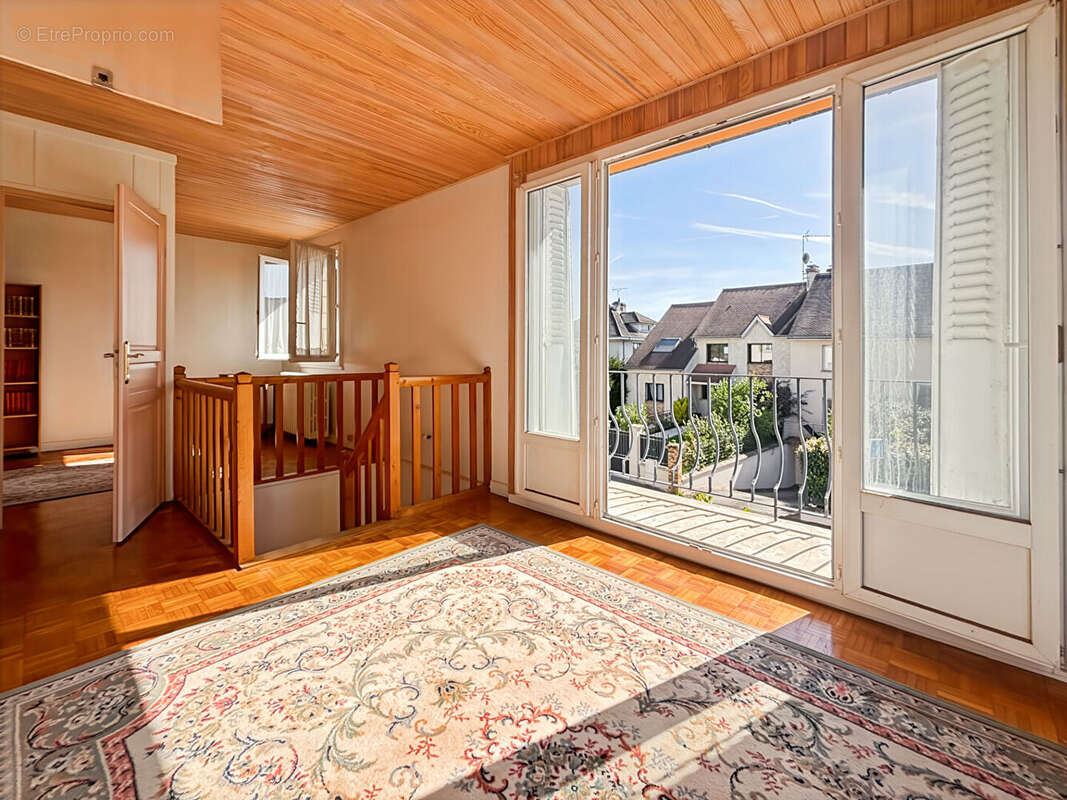 Maison à VERRIERES-LE-BUISSON