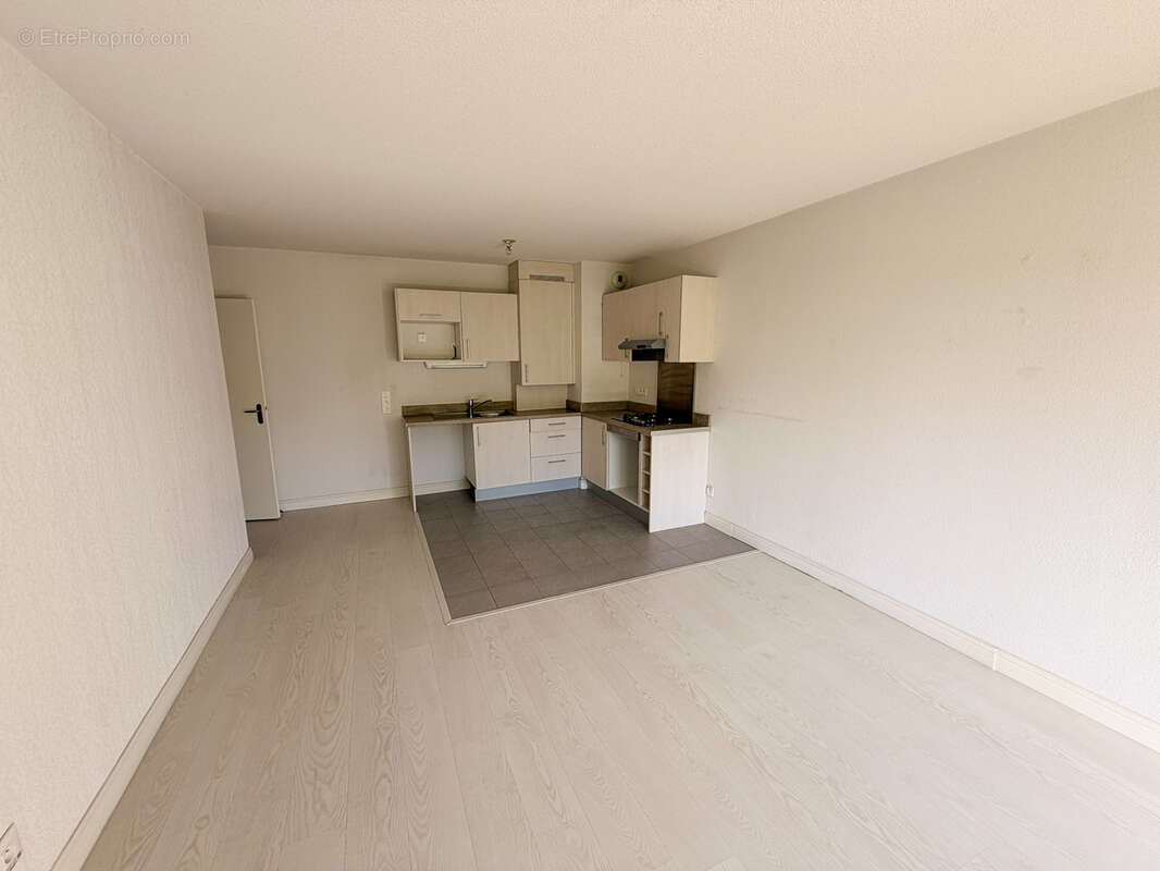 Appartement T3 avec terrasse et 2 places de parking - photo 3