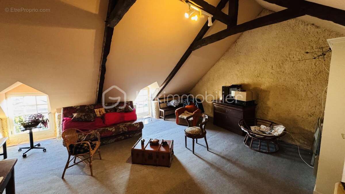 Maison à LANGROLAY-SUR-RANCE