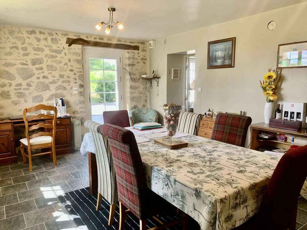 Maison à SAINT-YRIEIX-LES-BOIS