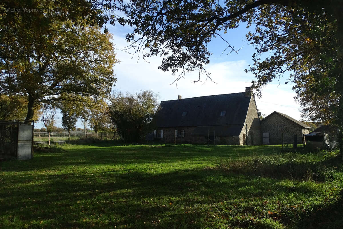Maison à MONTSURS