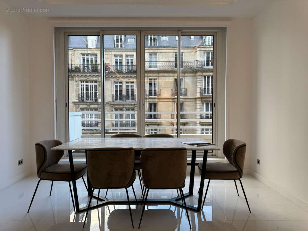 Appartement à PARIS-16E