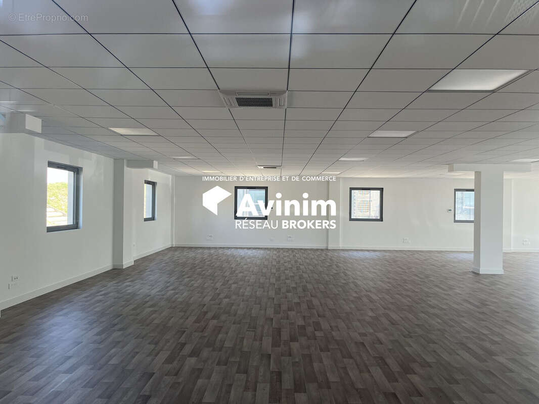 Commerce 242 m² à Pont-Du-Chateau  - photo 2