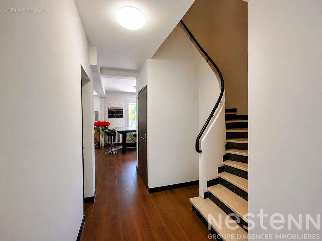 CARCASSONNE Maison trois faces entièrement rénovée avec garage terrasse et trois chambres proche commodités - photo 6