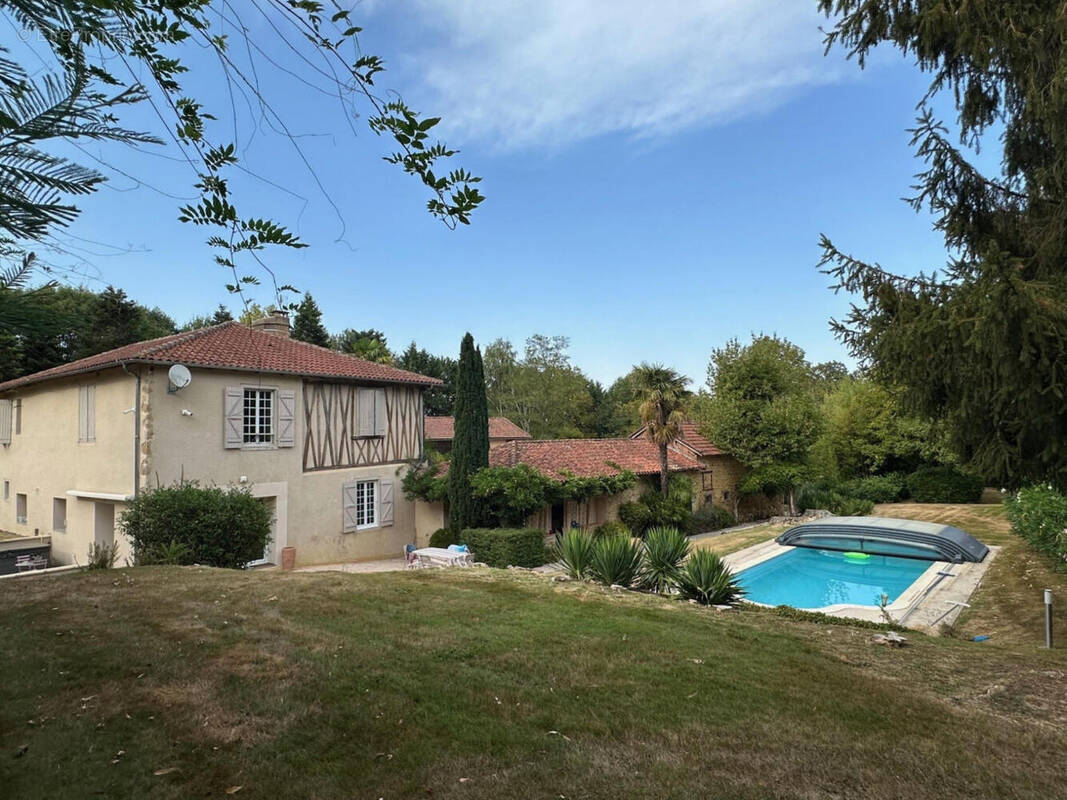Propriété rénovée avec piscine sur 7,5 hectares - photo 2